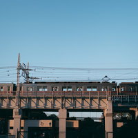 高架鉄道の無人車両と青空の写真