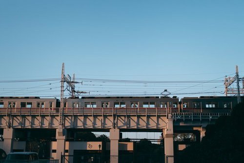 高架鉄道の無人車両と青空