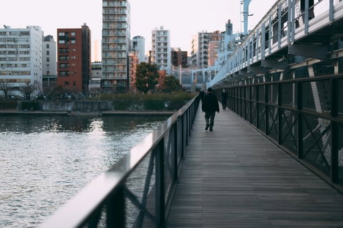 隅田川のすみだリバーウォークを歩く通行人