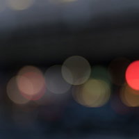 夜の街の赤が強めな玉ボケ。夜間撮影の光の表現の写真