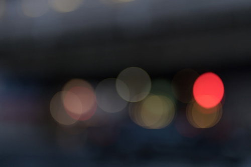 夜の街の赤が強めな玉ボケ。夜間撮影の光の表現