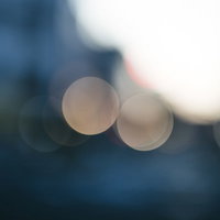 光の塊と玉ボケが広がる夜の抽象の写真
