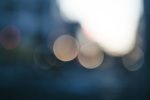 光の塊と玉ボケが輝く抽象背景｜キラキラした光のデザイン