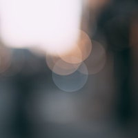 明るい光源と玉ボケが織りなす暖色光の背景の写真