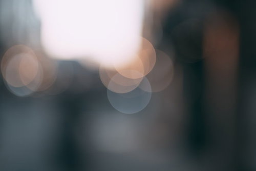 明るい光源と玉ボケが織りなす暖色光の背景