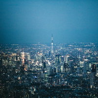 高い場所から見下ろした東京タワーとスカイツリーの夜景の写真