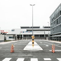 豊洲市場の青果東門前入口エリア、横断歩道と立ち入り禁止柵の写真