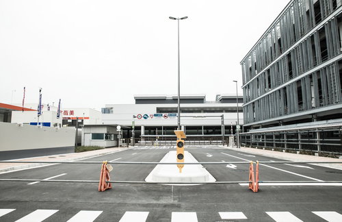 豊洲市場の青果東門前入口エリア、横断歩道と立ち入り禁止柵