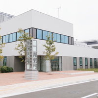 豊洲市場の買参組合事務所棟、白い外壁と大型ガラス窓の近代建築の写真