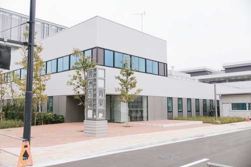 豊洲市場の買参組合事務所棟、白い外壁と大型ガラス窓の近代建築