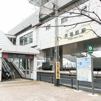 ゆりかもめ市場前駅の駅舎と駅前風景、電車と階段の写真