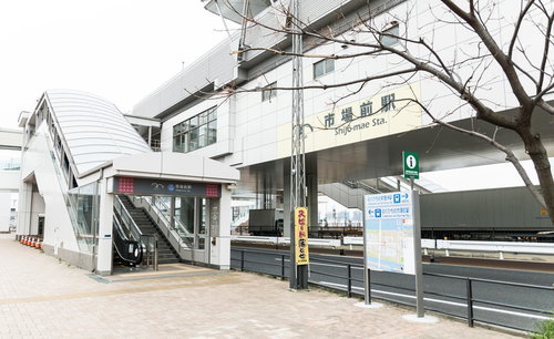 ゆりかもめ市場前駅の駅舎と駅前風景、電車と階段