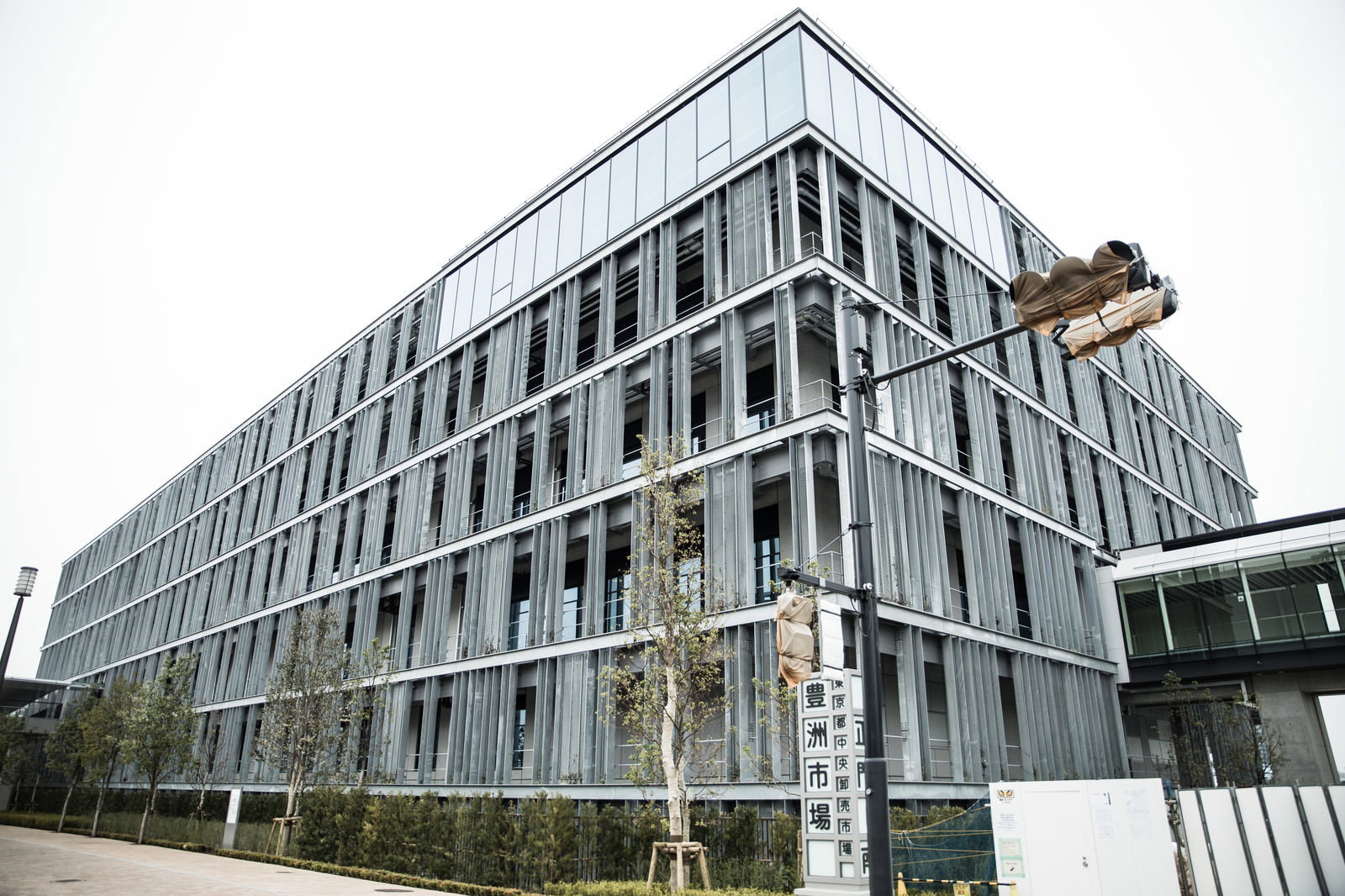 豊洲市場の管理施設棟の外観