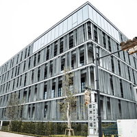 豊洲市場の管理施設棟、グレー金属外装の近代建築の写真