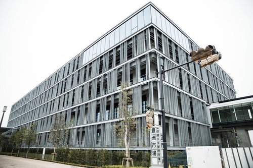 豊洲市場の管理施設棟、グレー金属外装の近代建築