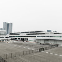 開場前の豊洲市場の全景と広大な施設の写真