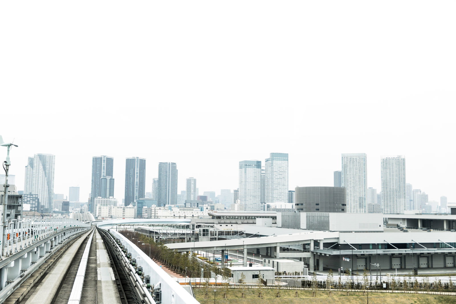ゆりかもめの高架線路と豊洲市場のビル群