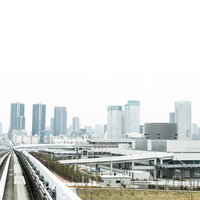 ゆりかもめから見た豊洲市場とビル群の写真