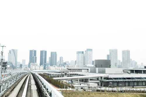 ゆりかもめから見た豊洲市場とビル群