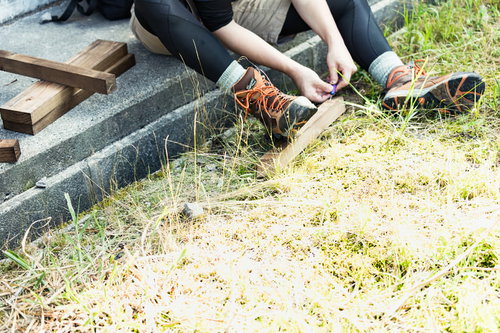 乗鞍新登山道で木の杭に彫刻刀で文字を掘る登山者