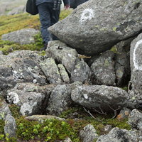 乗鞍新登山道の岩場にマークされた白いペイント標示の写真