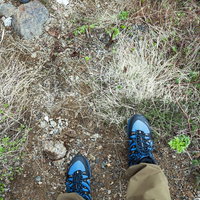 乗鞍新登山道を歩く登山者の足元とトレッキングシューズの写真