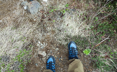 乗鞍新登山道を歩く登山者の足元とトレッキングシューズ