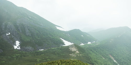 霧に包まれた乗鞍新登山道から見える山々と登山道