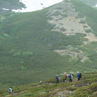 班ごとに下山する登山者たちの写真