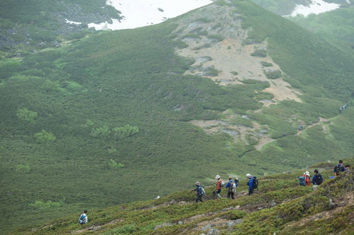 班ごとに下山する登山者たち