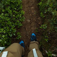 乗鞍新登山道で雨に濡れてぬかるんだ足元の泥道の写真