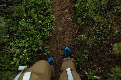 乗鞍新登山道で雨に濡れてぬかるんだ足元の泥道
