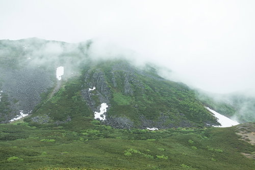 ガスった乗鞍新登山道の山岳風景と登山者の足跡