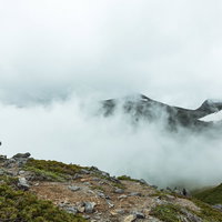 硫黄岳山頂付近と乗鞍新登山道の濃霧に包まれた稜線の写真