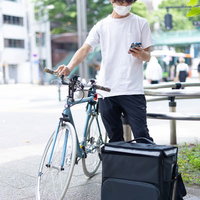 配達先の住所の記載が郵便番号のみで届けられなくて困る配達員の写真