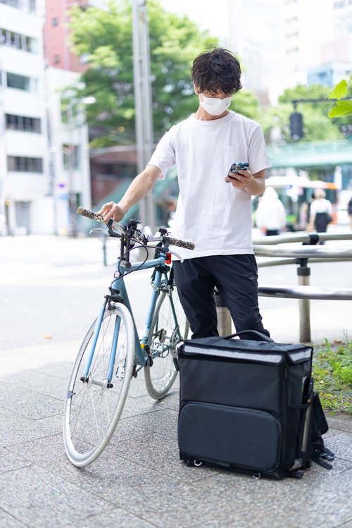 配達先の住所の記載が郵便番号のみで届けられなくて困る配達員