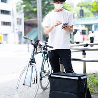 スマイル案件に対して冷静にメッセージを返すフードデリバリー配達員の写真