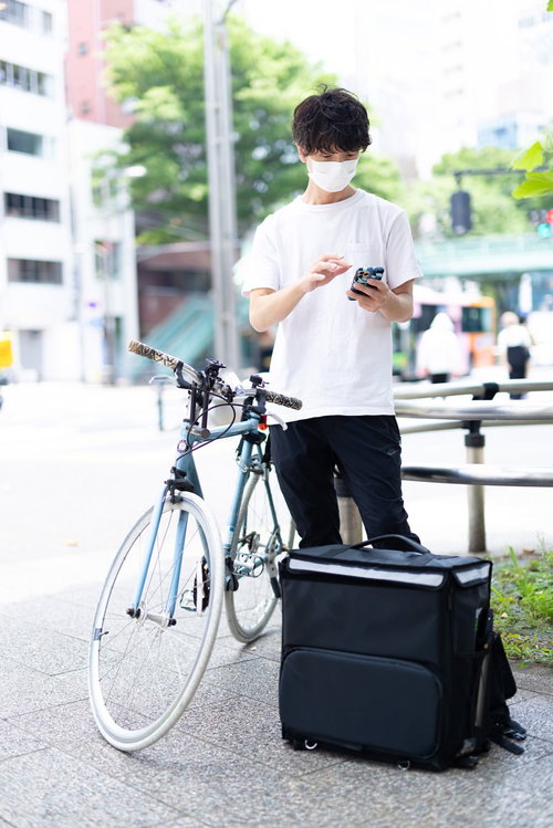 スマイル案件に対して冷静にメッセージを返すフードデリバリー配達員