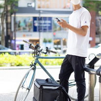 指定された配達場所に到着したものの依頼者が見当たらない配達員の写真