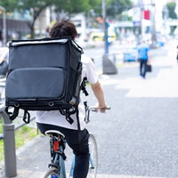 市街地でよくみかけるフードデリバリーの配達パートナー（自転車）の写真