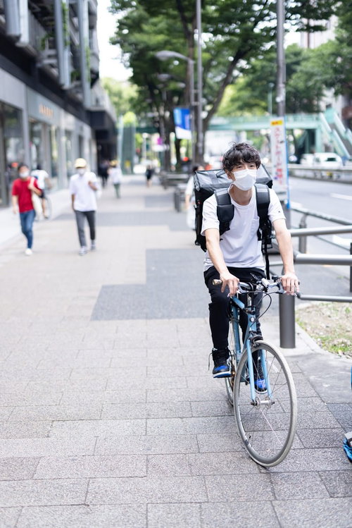 自転車で配達中の男性