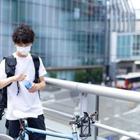 水分補給を忘れない配達パートナーの男性、熱中症対策の写真