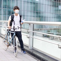 マイチャリでフードデリバリーをする男性配達員の写真