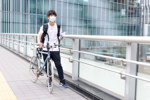 マイチャリでフードデリバリーをする男性配達員