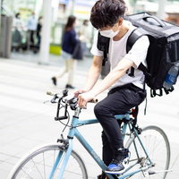 配達場所をチェックするデリバリースタッフの男性の写真
