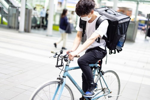 配達場所をチェックするデリバリースタッフの男性