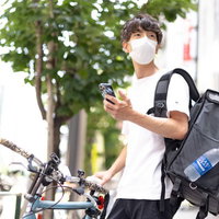 ゴーストレストランの配達先を地図で探す配達員の写真