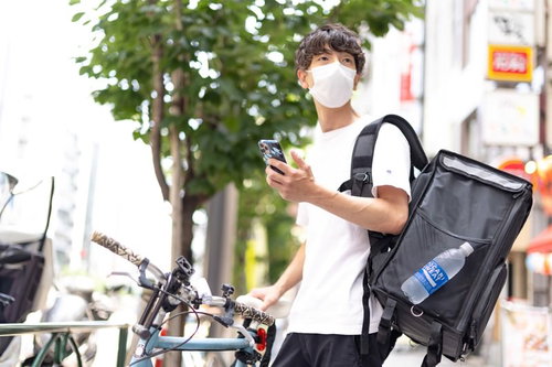 ゴーストレストランの配達先を地図で探す配達員