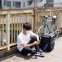 自転車での配達を終えて一息つく配達パートナーの写真