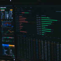 複数のモニターに表示されたトレーディングツールの画面の写真